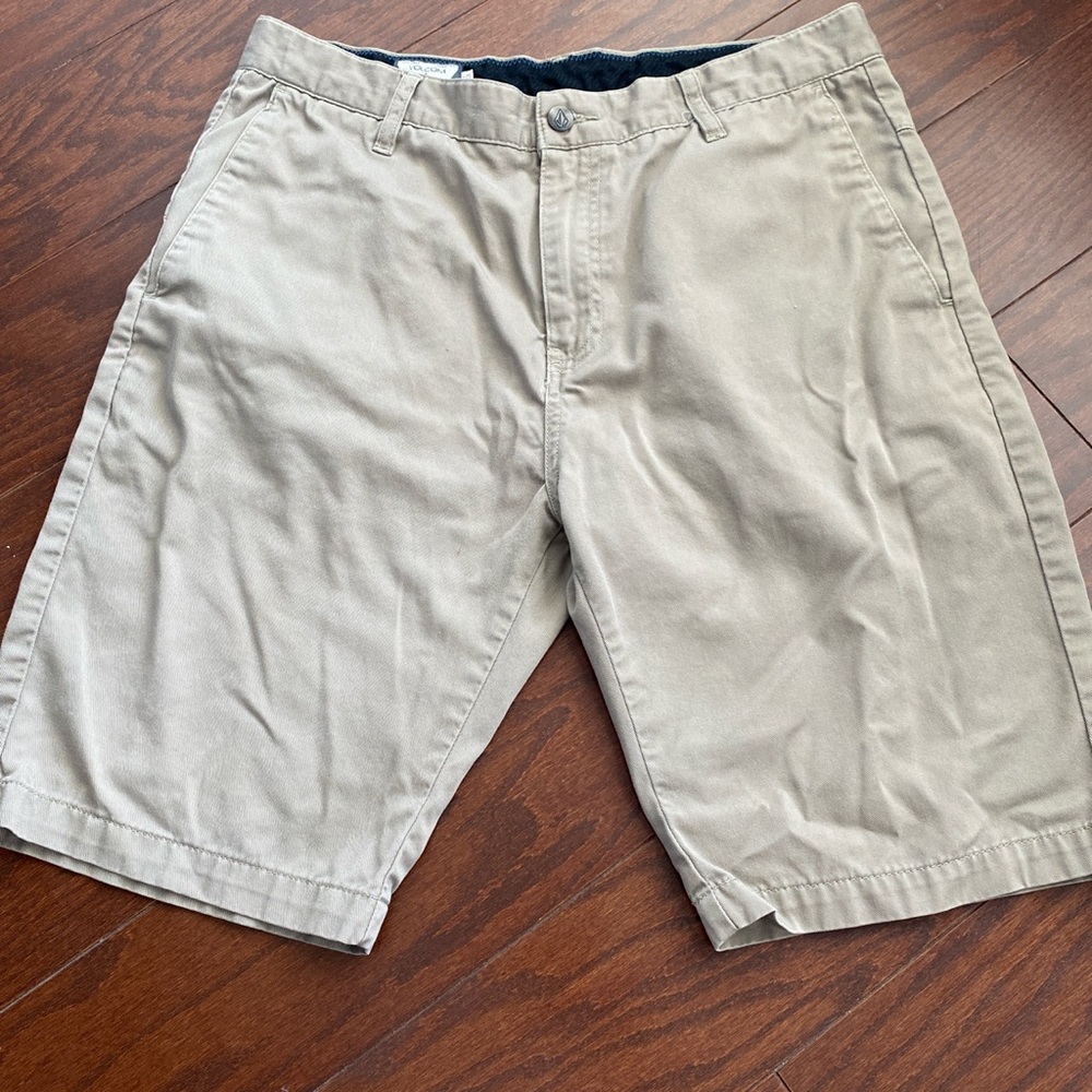 Volcom y2k tan chino shorts in size 33
